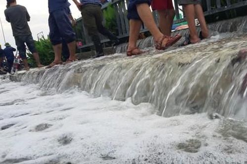 Máy bơm 'thất thủ', khu Mễ Cốc ở Sài Gòn bị nhấn chìm trong triều cường