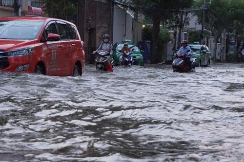 Đỉnh triều cường về, nước ngập sâu nhiều tuyến đường tại TP Hồ Chí Minh