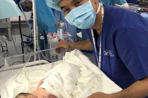 Vừa đón con gái chào đời, vợ chồng Ưng Hoàng Phúc lập tức công khai tên bé và ảnh rõ mặt cực đáng yêu