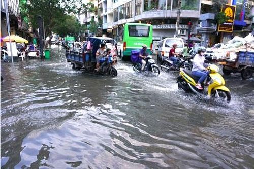 Người dân TP Hồ Chí Minh chật vật với triều cường