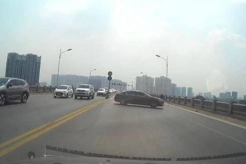 Khẩn trương xác minh, xử phạt lái xe ô tô quay đầu trên cầu Vĩnh Tuy