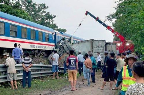 Qua đường sắt không quan sát, xe container bị tàu hỏa tông gãy đôi
