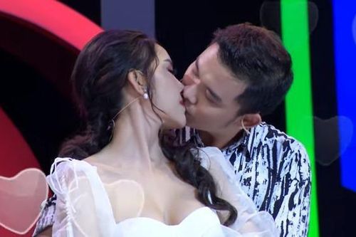 Hoa khôi bị ném đá vì hôn bạn diễn trước mặt người vừa chọn hẹn hò