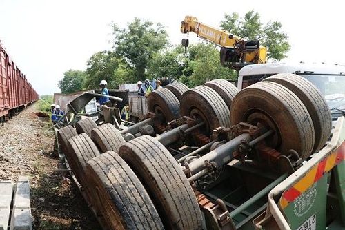 Ninh Thuận: Tàu hỏa tông vào container, tài xế may mắn thoát chết