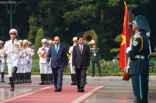 Chùm ảnh: Thủ tướng Nguyễn Xuân Phúc đón, hội đàm với Thủ tướng Lào