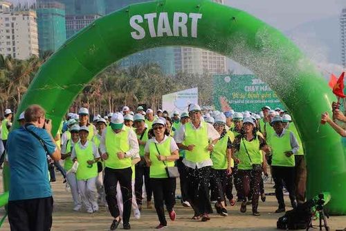 Hơn 300 người chạy marathon 'Vì sự bình yên của trẻ thơ'