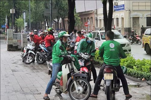 Chạy 'hết ga, hết số', xe ôm Grab, Go-Việt kiếm khủng