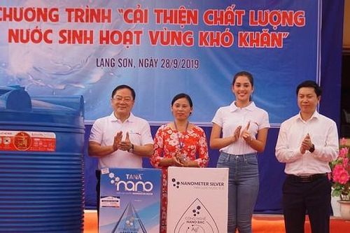 Hoa hậu Tiểu Vy trao tặng bình nước ở trường học miền núi Lạng Sơn