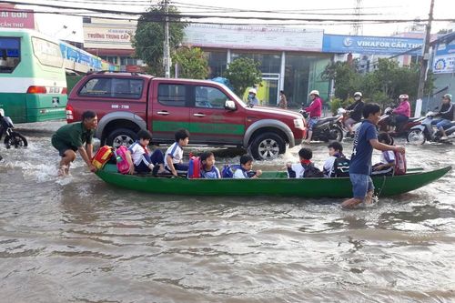 Người Cần Thơ vật lộn trong biển nước, học sinh tiếp tục được nghỉ học