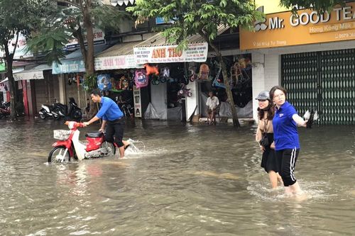Xúc động áo xanh Cần Thơ giúp dân vượt qua khó khăn trong biển nước