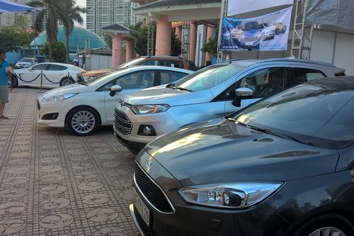 Giới buôn ô tô cũ hy vọng được 'giải cứu' trong mùa xe cuối năm