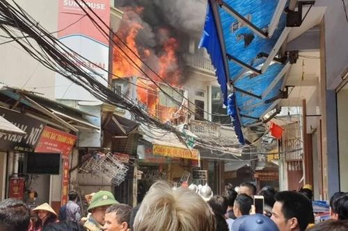 Nhà 4 tầng bán chăn ga trong ngõ Hà Nội bốc cháy ngùn ngụt