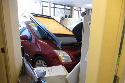 Cụ bà 92 tuổi lái thử xe Nissan đạp nhầm chân ga đâm xuyên tường
