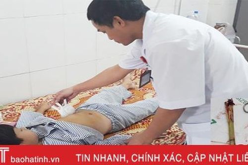 Không may té ngã, bé trai bị gốc cỏ voi đâm thủng bụng