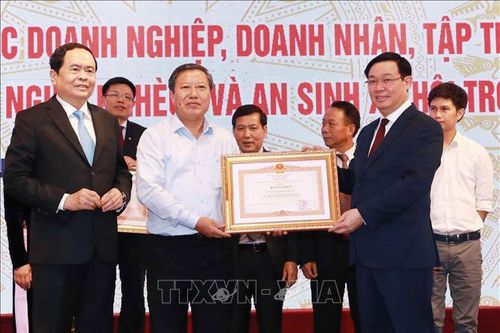 Biểu dương 70 tập thể, cá nhân tích cực ủng hộ Quỹ 'Vì người nghèo' và an sinh xã hội