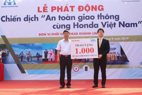 Honda tiếp tục trao 1.000 mũ bảo hiểm tại Vĩnh Phúc
