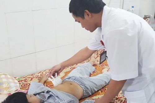 Bé 8 tuổi bị gốc cỏ voi đâm thủng bụng
