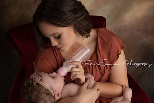 Rưng rưng tình mẫu tử qua bộ ảnh các bà mẹ cho con ăn