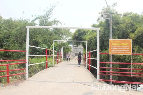 Lắp đặt hàng rào lan can tại cầu Kim Bích sau vụ lũ cuốn trôi ô tô chở 4 người