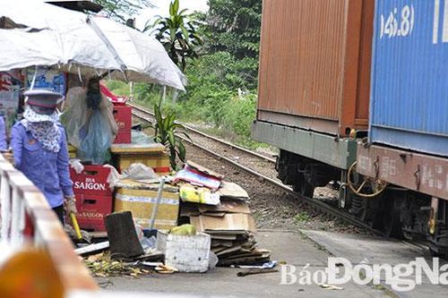 Để hàng hóa ngay hành lang đường sắt