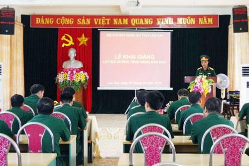 Dạy tiếng Mông cho cán bộ quân đội làm công tác dân vận