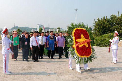 Đoàn đại biểu tham dự Đại hội các dân tộc thiểu số tỉnh dâng hương tưởng niệm Bác Hồ và các Anh hùng liệt sỹ
