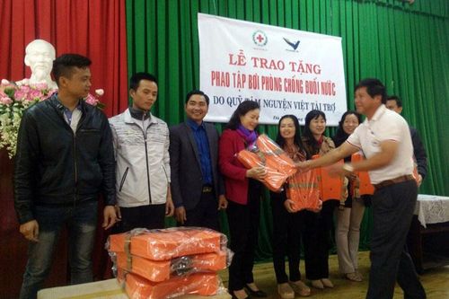 Trao tặng phao tập bơi phòng, chống đuối nước cho học sinh 8 trường tiểu học