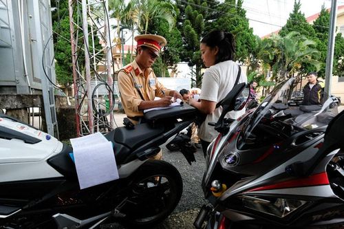 Chặn bắt nhiều xe phân khối lớn đi vào cao tốc Liên Khương - Prenn