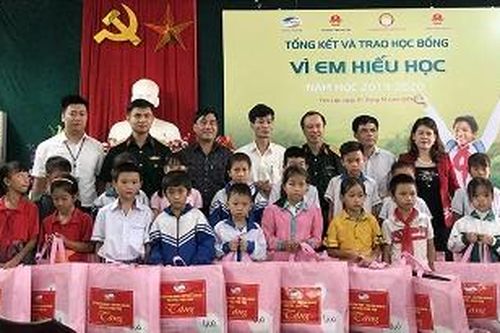 Trao 255 suất học bổng cho học sinh nghèo vượt khó