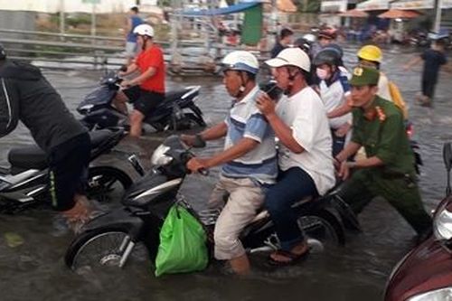 Công an các tỉnh miền Tây giúp dân đối phó với triều cường