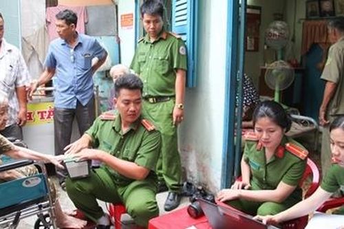 Công an TP Cần Thơ đến nhà cấp căn cước công dân cho người già
