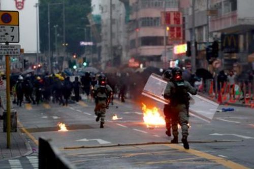 Cảnh sát bắn người biểu tình ở Hong Kong, bạo động leo thang