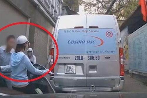 Clip: Cô gái không nhường đường, nam thanh niên lập tức hành động 'tiểu nhân'
