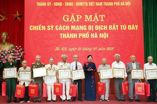 Gặp mặt chiến sĩ cách mạng bị địch bắt tù đày thành phố Hà Nội