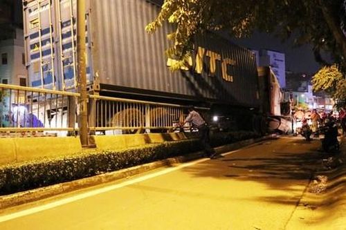 Người dân gào thét 'mất thắng' khi xe container đổ dốc cầu ở Sài Gòn, cô gái 20 tuổi và 2 người khác bị thương nặng