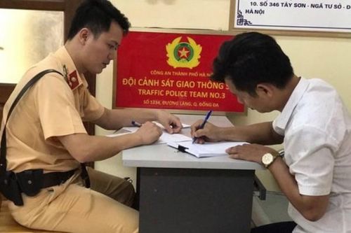 Phạt lái xe ô tô đi vào đường cấm trên cầu vượt Thái Hà