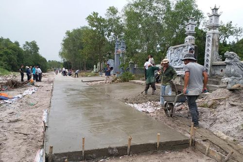 Con đường băng qua cát trắng