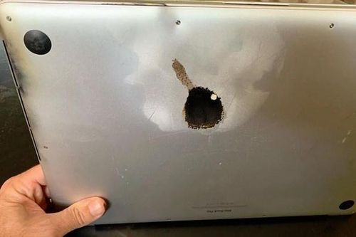 Khách nước ngoài kẹt lại Việt Nam vì mang theo MacBook Pro 15 inch