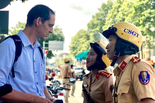 CSGT TP.HCM hướng dẫn luật giao thông cho người nước ngoài