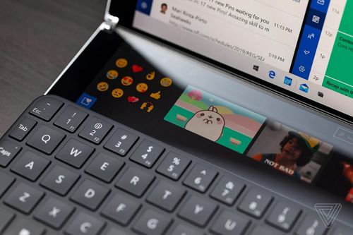 Microsoft ra mắt laptop 2 màn hình, mỏng kinh ngạc