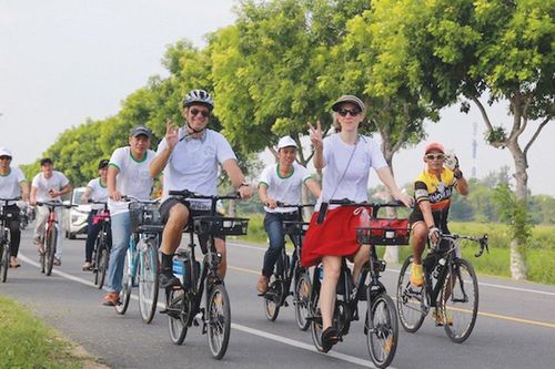 Du khách cùng các bạn trẻ đạp xe chống biến đổi khí hậu