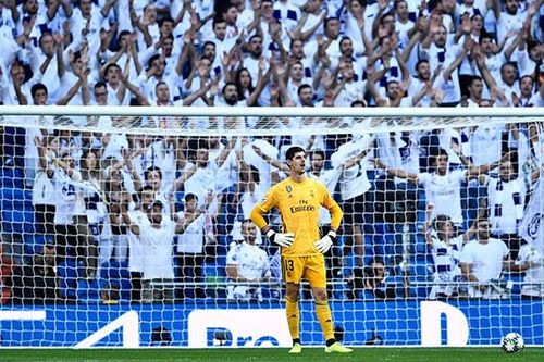 Real Madrid 2-2 Club Brugge: Courtois rời sân vì đau bụng sau 2 bàn thua sớm