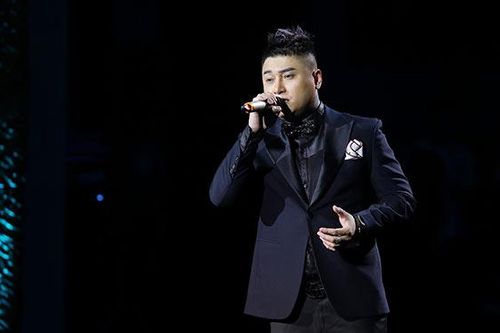 Liveshow 'Khánh 30': Vũ Duy Khánh khóc nghẹn khi hát về cha, tự thử thách mình với Bolero