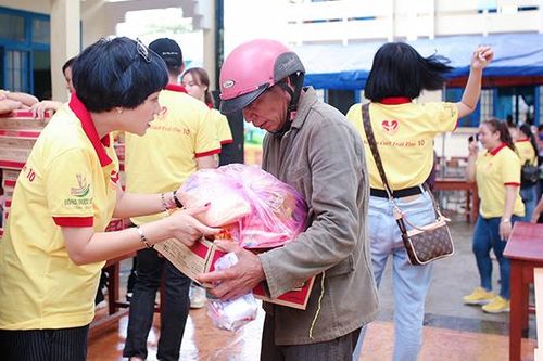 Ca sĩ Ngọc Khuê vượt hơn 1000km để đến với bà con dân tộc Hrê, Quảng Ngãi