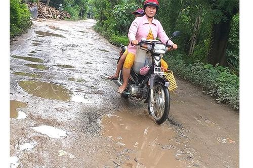 Nhiều đoạn đường nông thôn ở Đồng Tháp xuống cấp