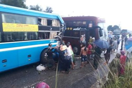 Kon Tum: Xe khách giường nằm đâm nhau, hai người bị thương nặng
