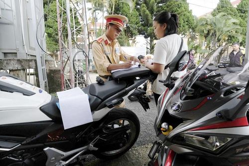 Tạm giữ 13 mô-tô chạy vào đường cao tốc