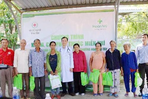Khám chữa bệnh, tặng quà nhân ngày quốc tế người cao tuổi