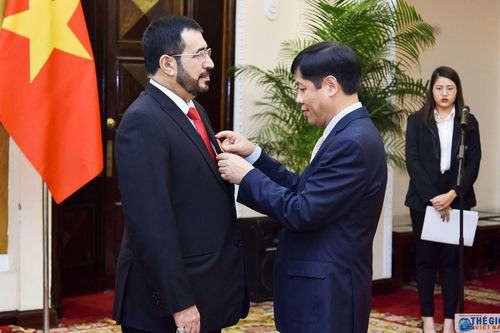 Trao Huân chương Hữu nghị cho Đại sứ Oman tại Việt Nam
