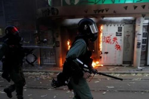 Hong Kong: Cảnh sát bắn đạn thật vào một thiếu niên